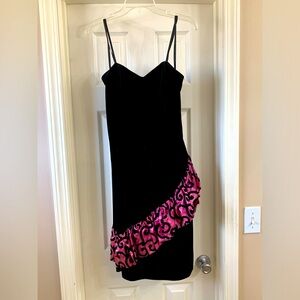 Vintage 1980’s M/L Stretchy Black Velvet Purple Lattice Design Peplum skirt